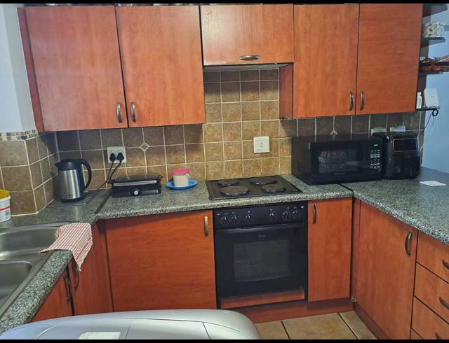 3 BEDROOM TOWNHOUSE FOR SALE IN CASTLEVIEW